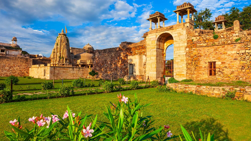 Explore Chittor Fort, Pushkar from Udaipur with Jaipur drop